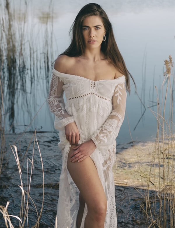 Vrouwelijk model met donker haar Laura Pon.