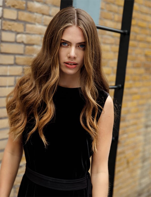 Vrouwelijk model met donker haar Laura Pon.