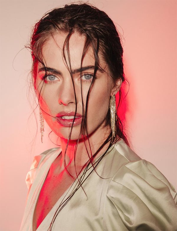 Vrouwelijk model met donker haar Laura Pon.