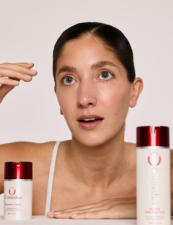 Vrouwelijk model met donker haar Laura Pon.