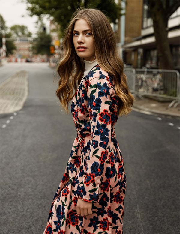 Vrouwelijk model met donker haar Laura Pon.