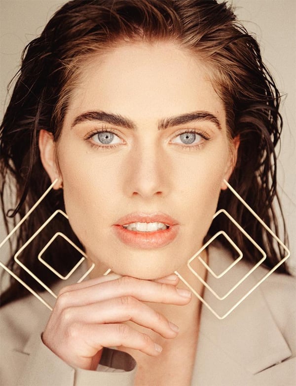 Vrouwelijk model met donker haar Laura Pon.