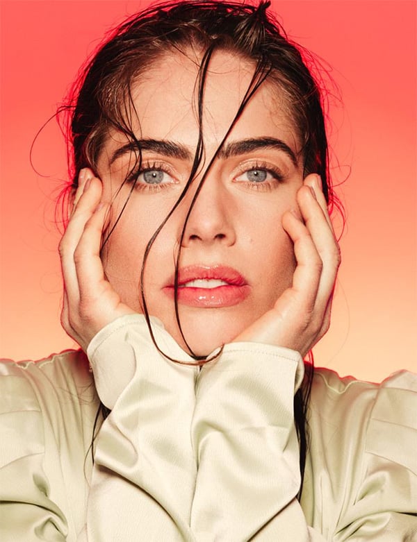 Vrouwelijk model met donker haar Laura Pon.