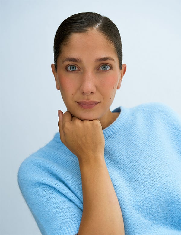 Vrouwelijk model met donker haar Laura Pon.