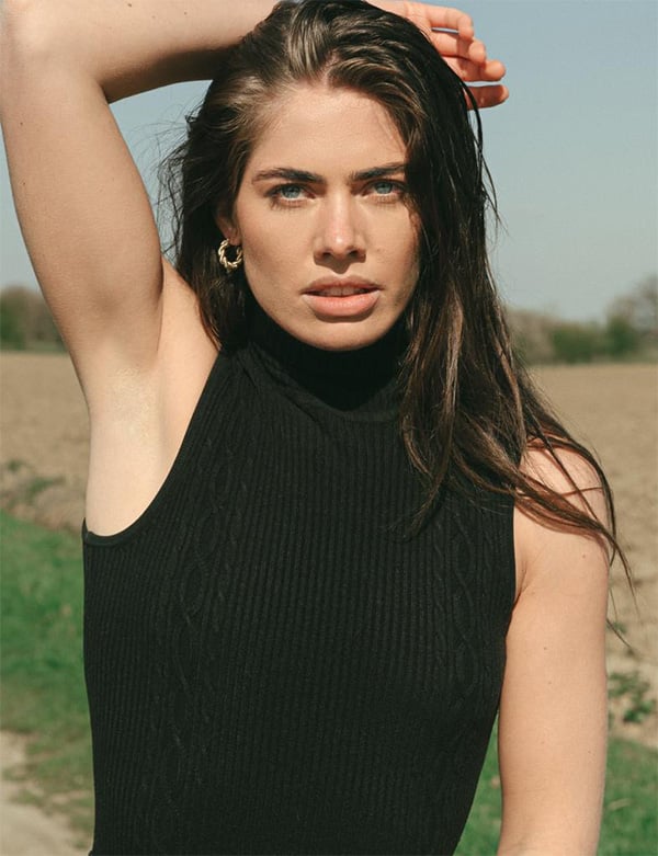 Vrouwelijk model met donker haar Laura Pon.