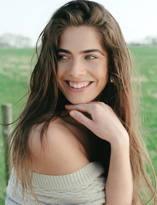 Vrouwelijk model met donker haar Laura Pon.