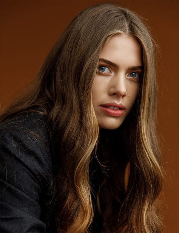 Vrouwelijk model met donker haar Laura Pon.