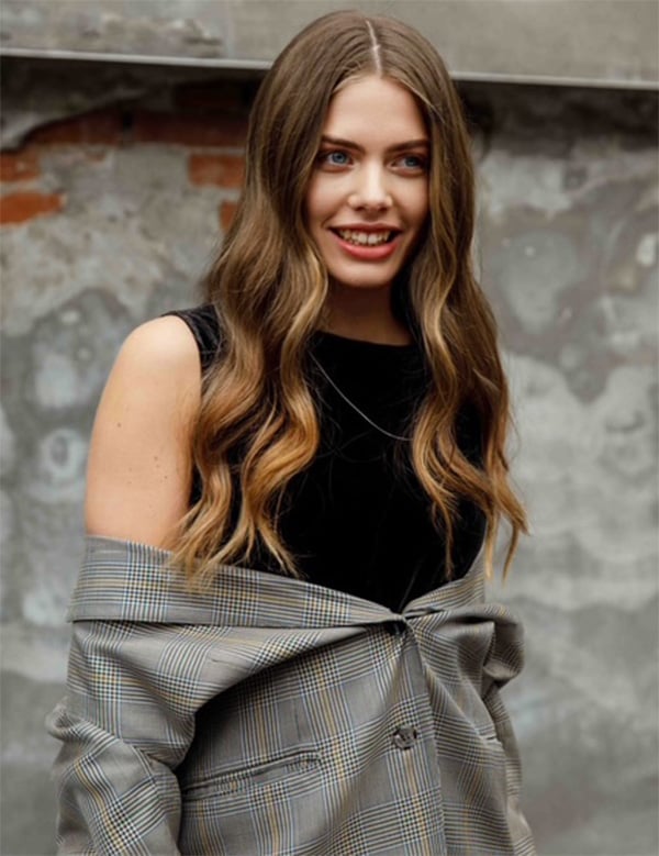 Vrouwelijk model met donker haar Laura Pon.