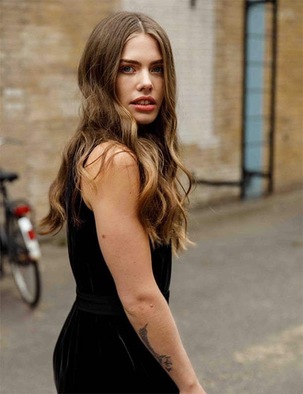 Vrouwelijk model met donker haar Laura Pon.