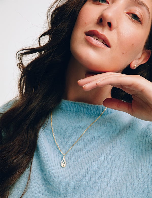 Vrouwelijk model met donker haar Laura Pon.