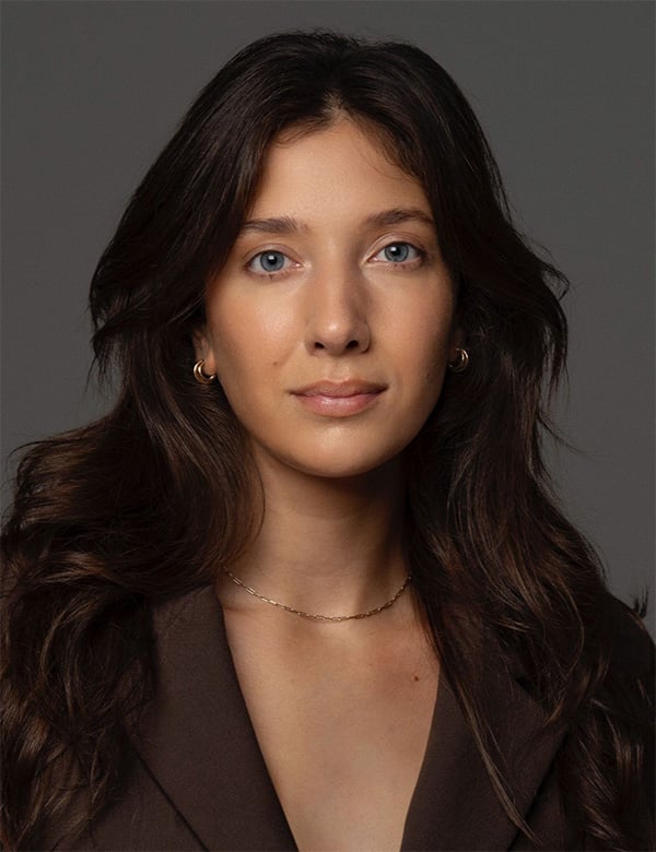 Vrouwelijk model met donker haar laura pon.