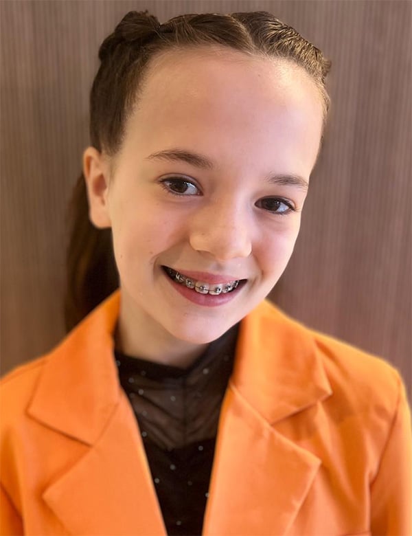 Kindermodel met bruin haar maeley