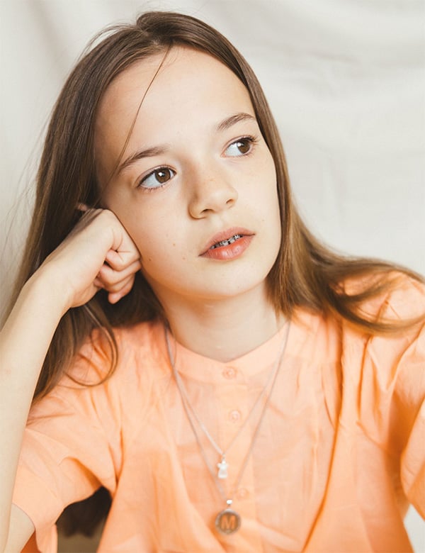 Kindermodel met donkerbruin haar Maeley