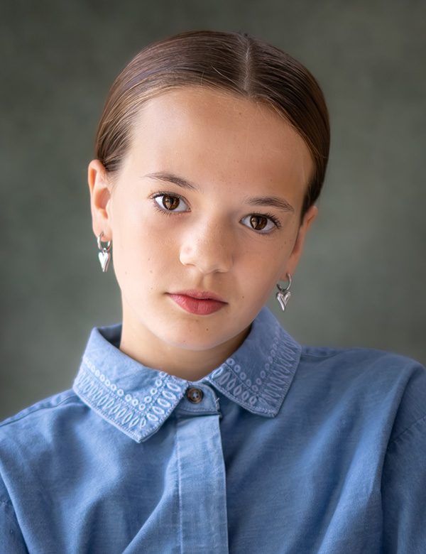 Kinderlijk model met donkerbruin haar Maeley B.