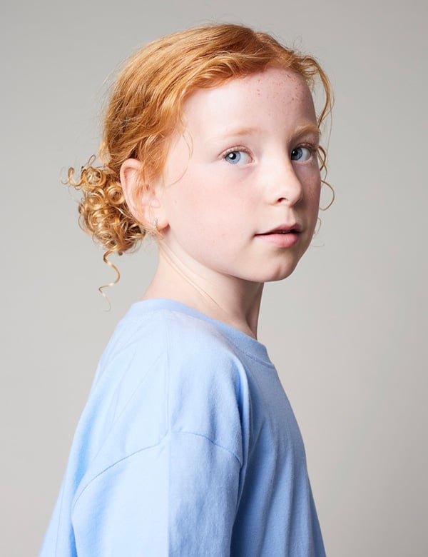 vrouwelijk kindermodel met rood haar Nyjah.