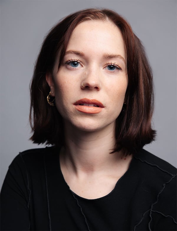 Vrouwelijk model met donkerbruin haar Ona B.