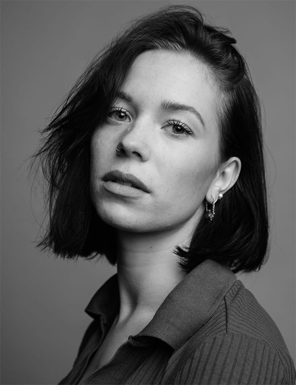 Vrouwelijk model met donkerbruin haar Ona B.