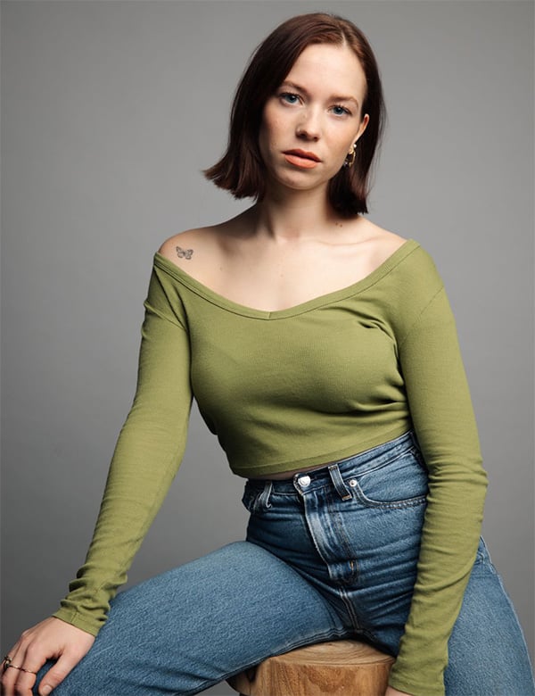 Vrouwelijk model met donkerbruin haar Ona B.