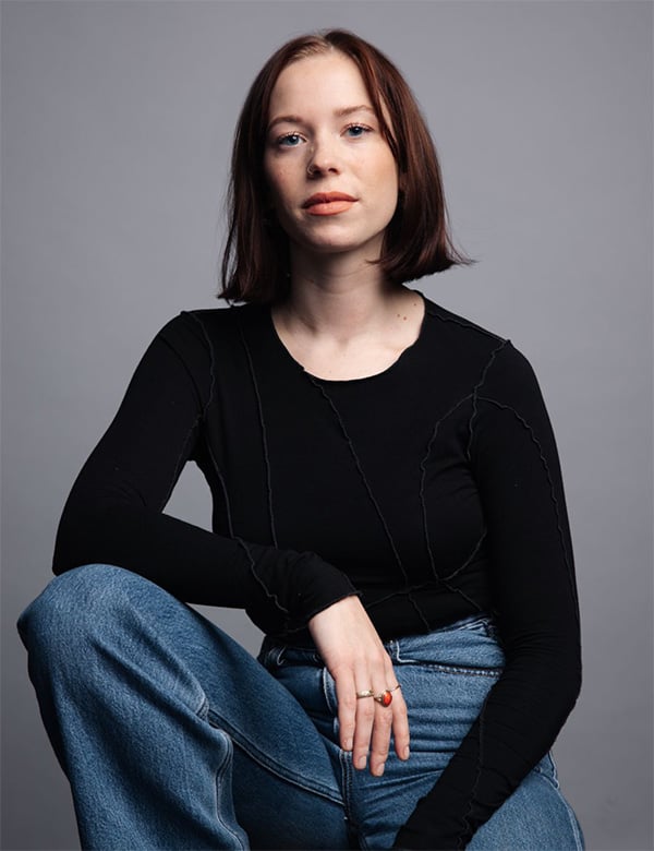 Vrouwelijk model met donkerbruin haar Ona B.