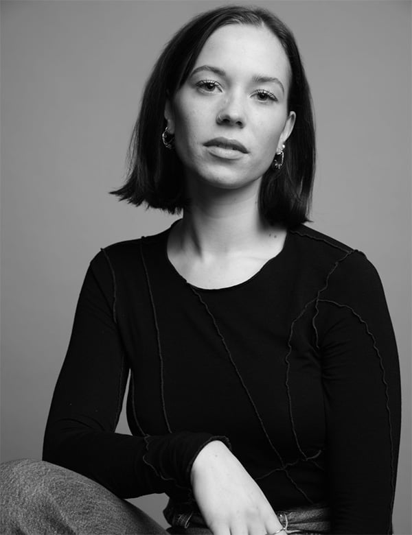 Vrouwelijk model met donkerbruin haar Ona B.