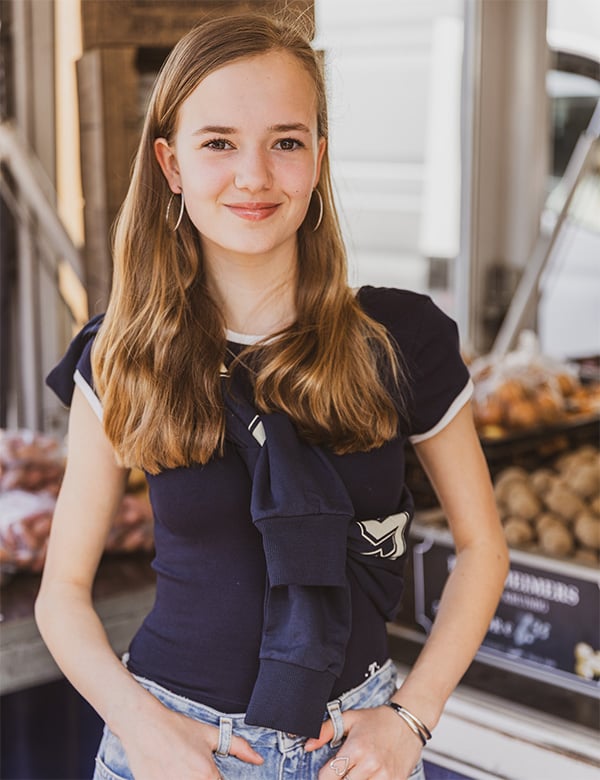 Tienermodel met lichtbruin haar Zoey May