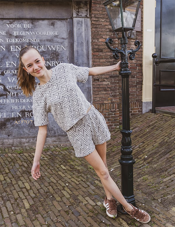 Tienermodel met lichtbruin haar Zoey May