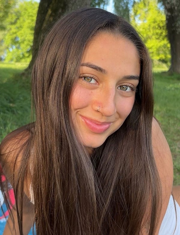 vrouwelijk model met bruin haar en lichte ogen Alondra