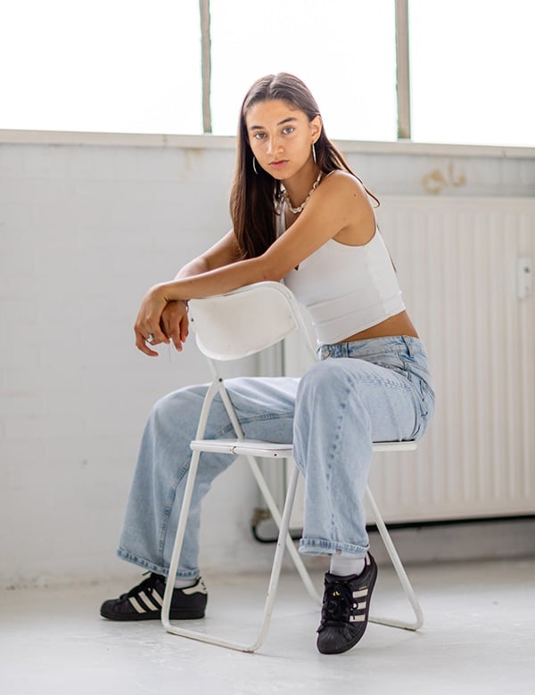 vrouwelijk model met bruin haar en lichte ogen Alondra