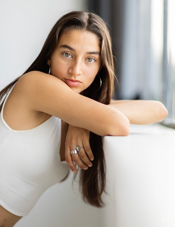 vrouwelijk model met bruin haar en lichte ogen Alondra