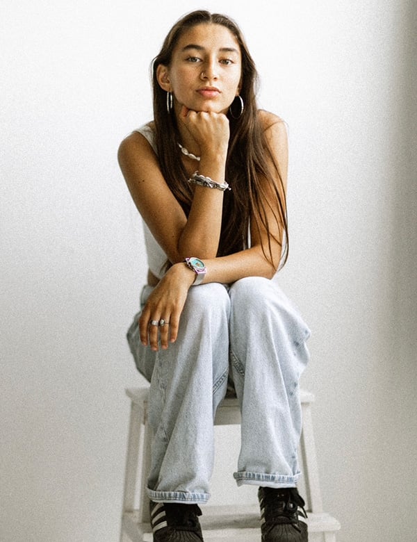 vrouwelijk model met bruin haar en lichte ogen Alondra