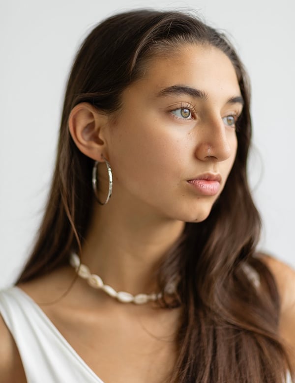 vrouwelijk model met bruin haar en lichte ogen Alondra