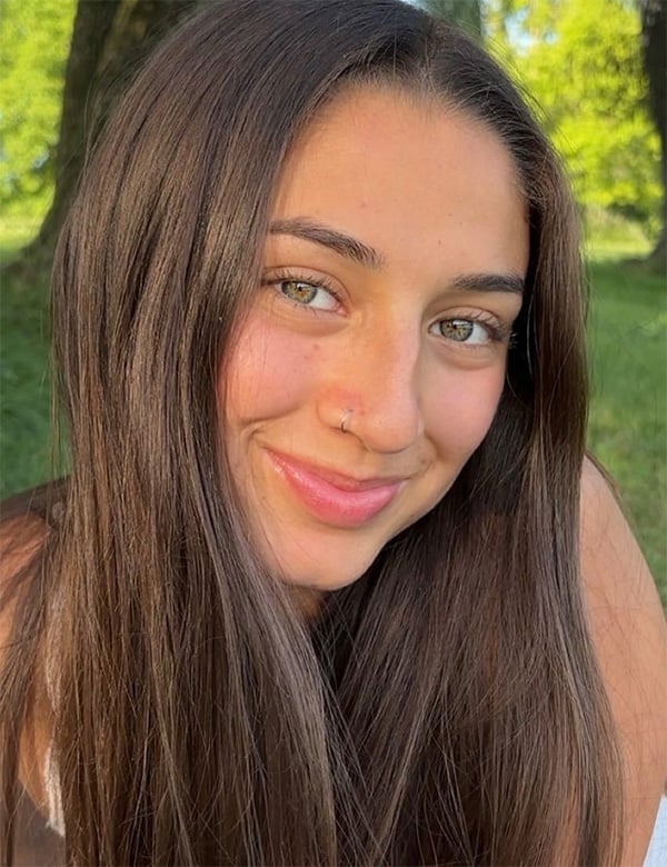 Vrouwelijk model met donkerbruin haar alondra