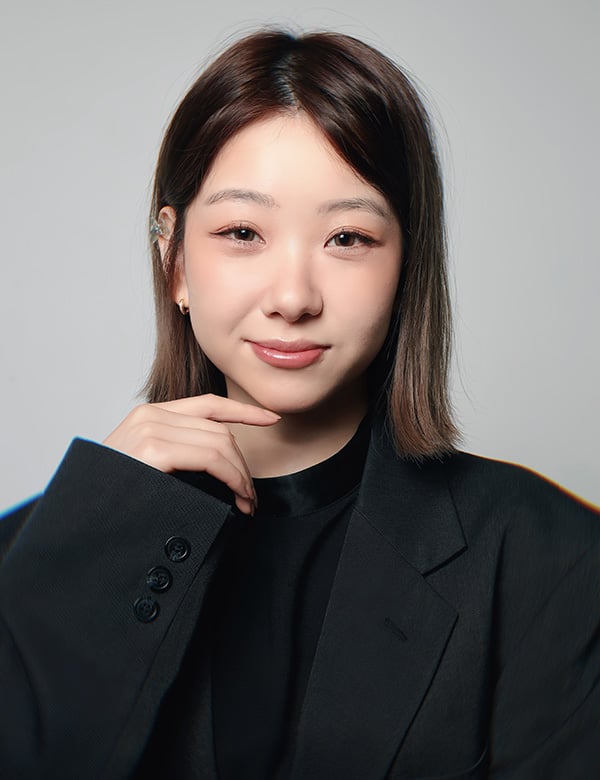 vrouwelijk model met donker haar Eileen