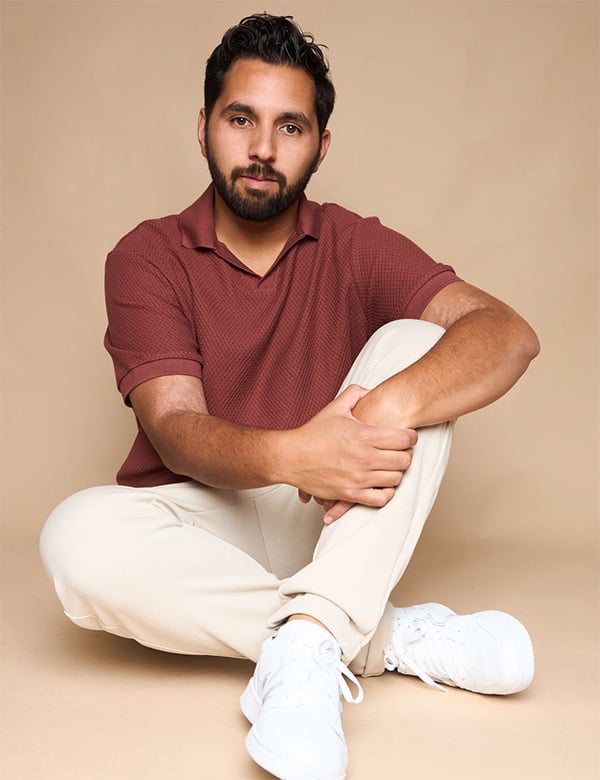 Mannelijk model met donker haar Gideon