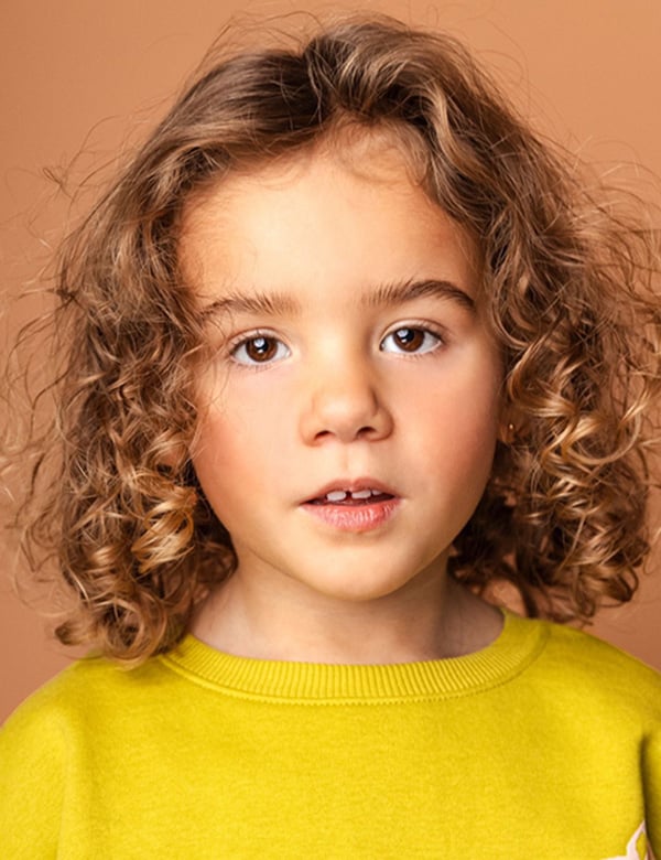 Kinder model met bruin krullend haar joy t.