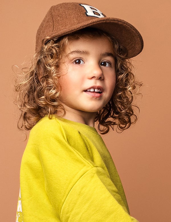Kinder model met bruin krullend haar Joy T.