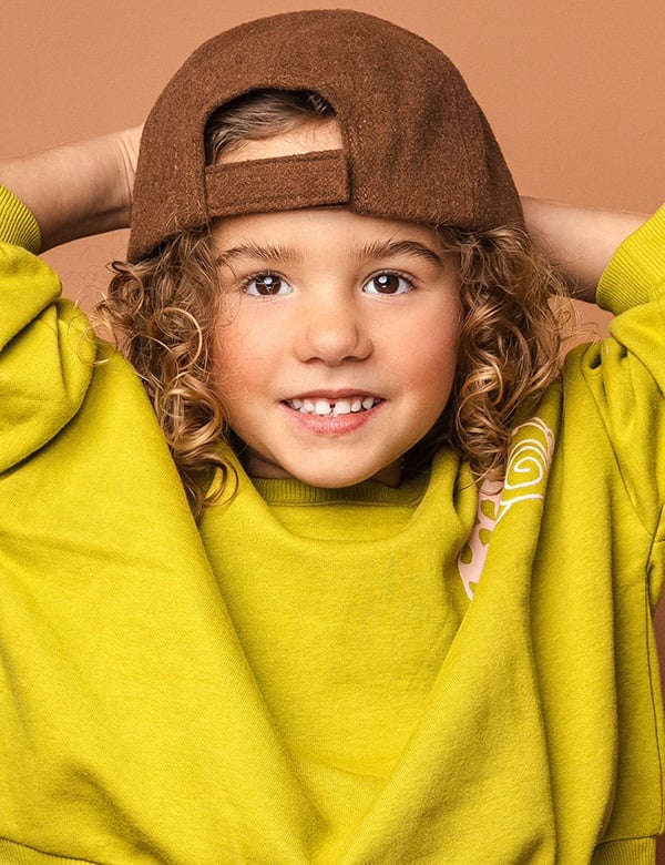 Kinder model met bruin krullend haar Joy T.