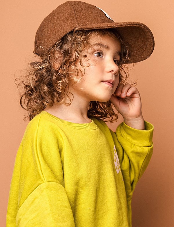 Kinder model met bruin krullend haar Joy T.