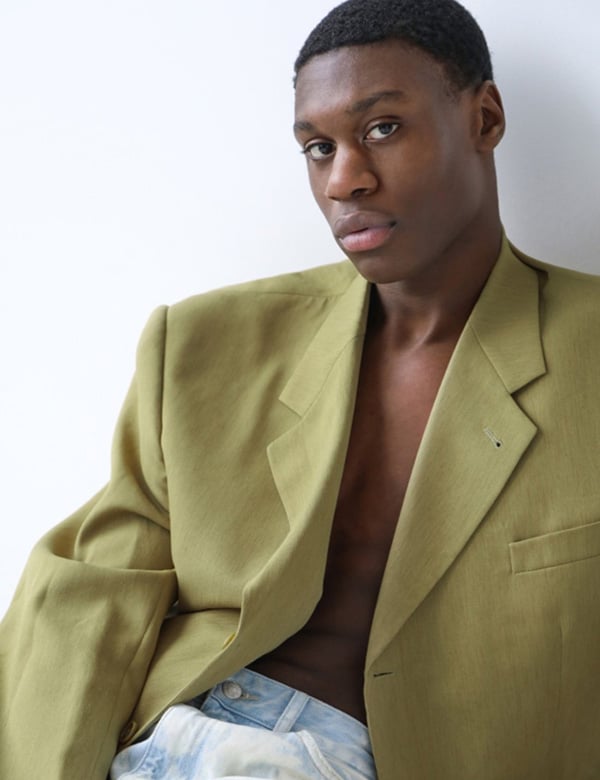 mannelijk model en UGC creator Kenson