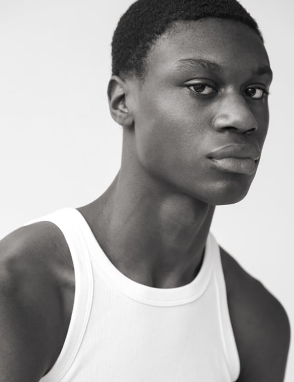 mannelijk model en UGC creator Kenson