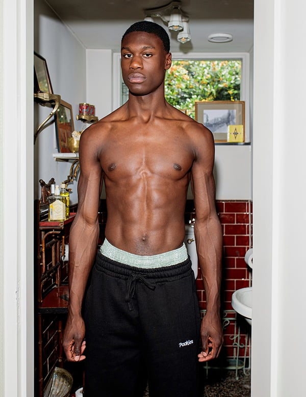 mannelijk model en UGC creator Kenson