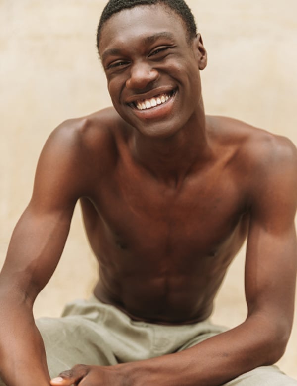 mannelijk model en UGC creator Kenson