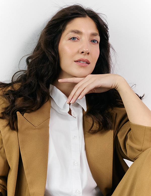 vrouwelijk model met bruin haar Laura Pon.