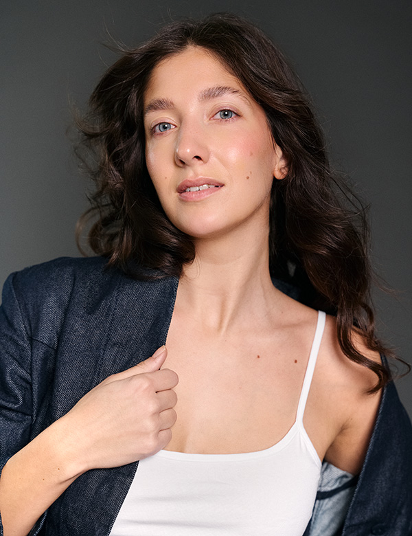 vrouwelijk model met bruin haar Laura Pon.