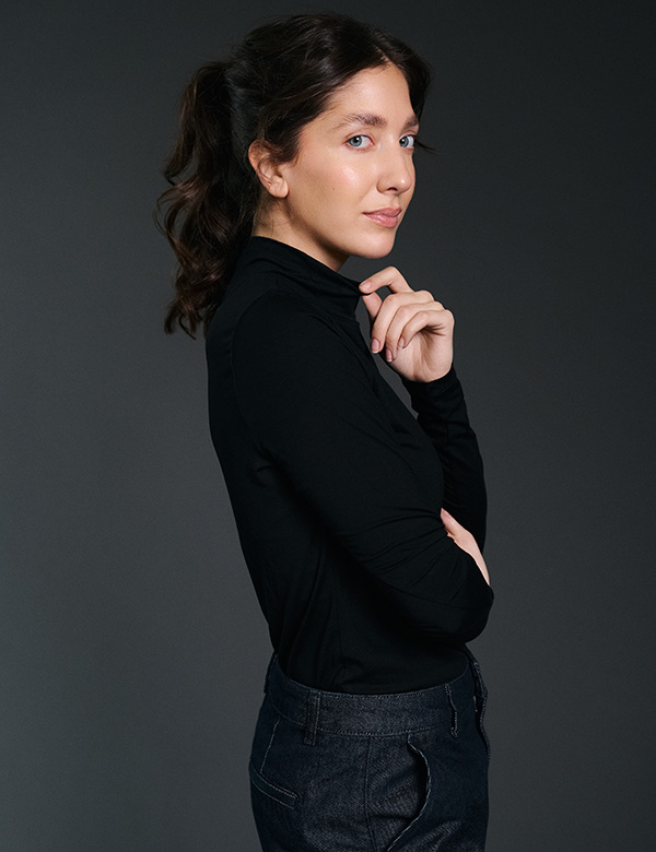 vrouwelijk model met bruin haar Laura Pon.