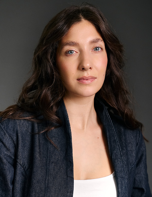 vrouwelijk model met bruin haar Laura Pon.