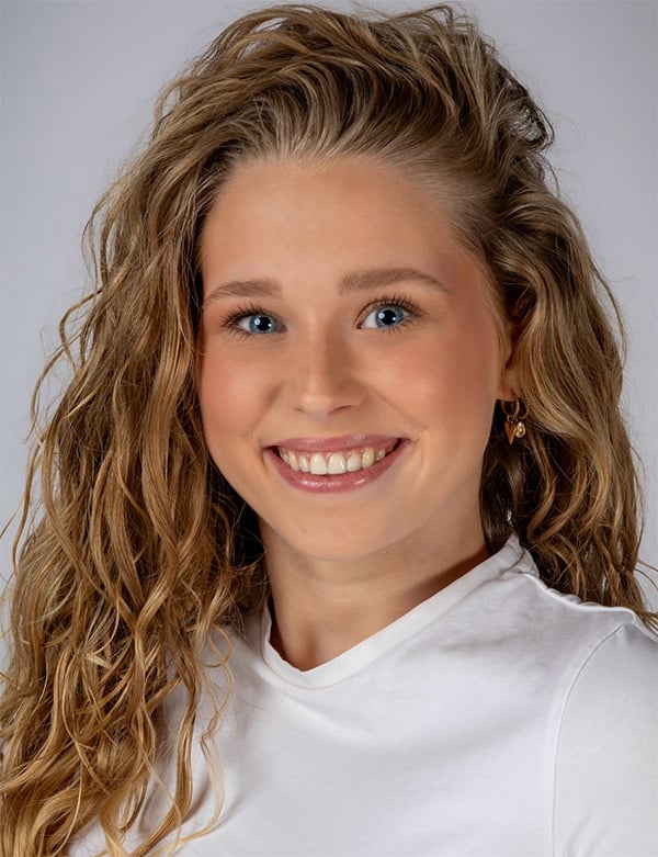 Vrouwelijk model met blond haar loeka