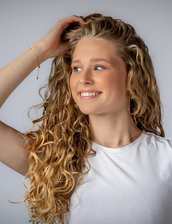 Vrouwelijk model met blond haar Loeka