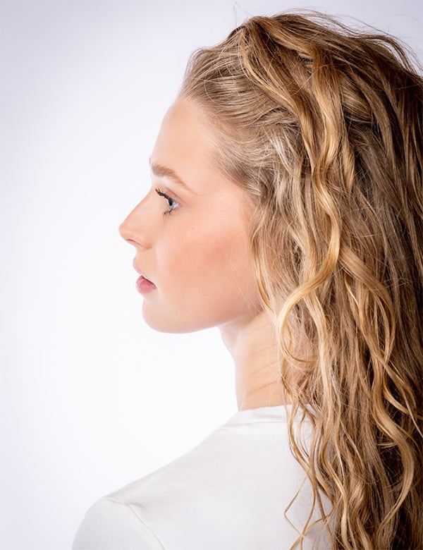 Vrouwelijk model met blond haar Loeka