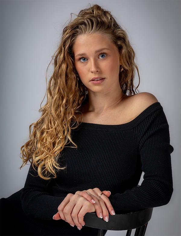 Vrouwelijk model met blond haar Loeka